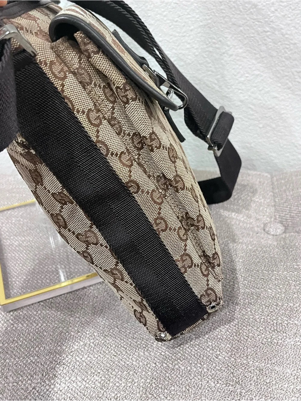 GUCCI GG CANVAS MESSENGER BAG.